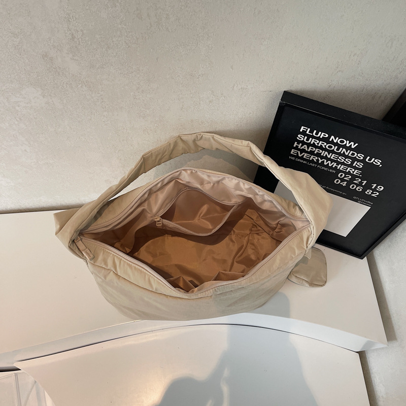 The new solid-color Japanese-style single-shoulder bag is fashionable, simple and versatile. It is a casual and commuting backpack with a large capacity and high appearance level Application Scenario