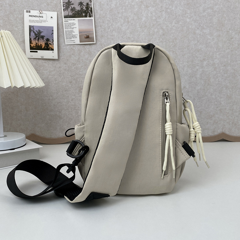 A new high-look Instagram crossbody bag for men and women, a casual, simple, lightweight and versatile crossbody bag for hiking, cycling and travel Specification drawing