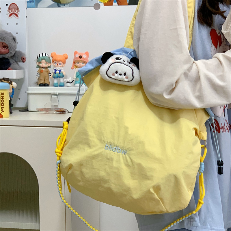 Korean-style water-resistant design lightweight crossbody bag, color-blocked drawstring pocket, drawstring dopamine hand-held shoulder bag details Picture
