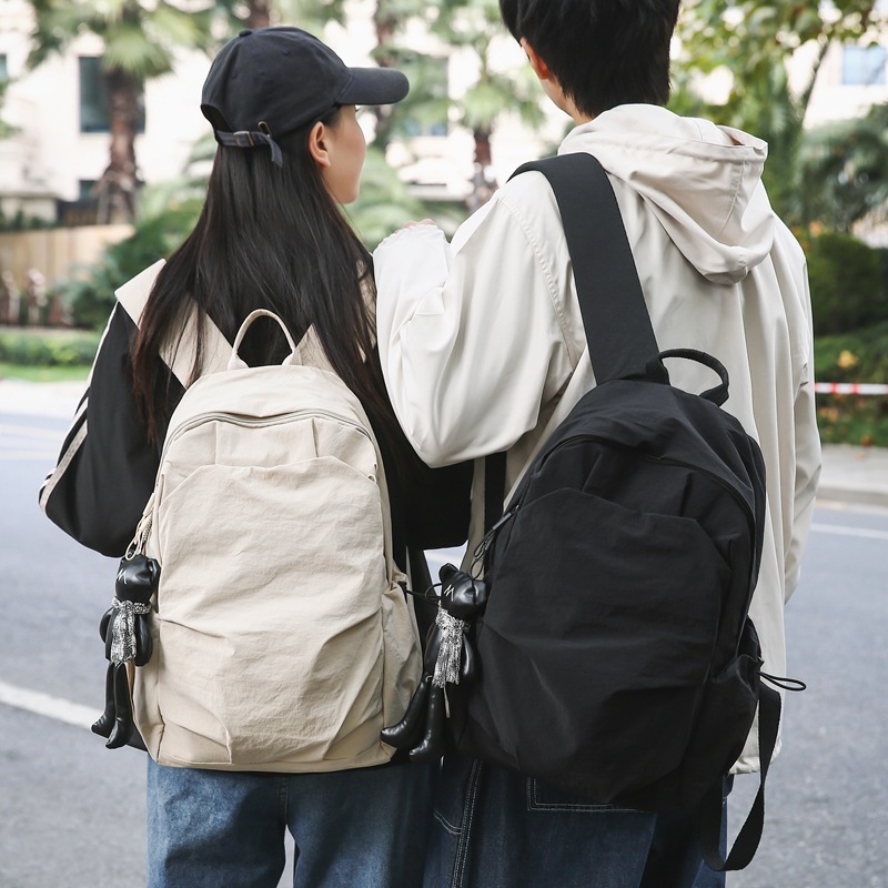 A new high-appearancelevel commuting outdoor backpack for junior and senior high school students, which is casual, simple, lightweight, versatile and has a large capacity full figure