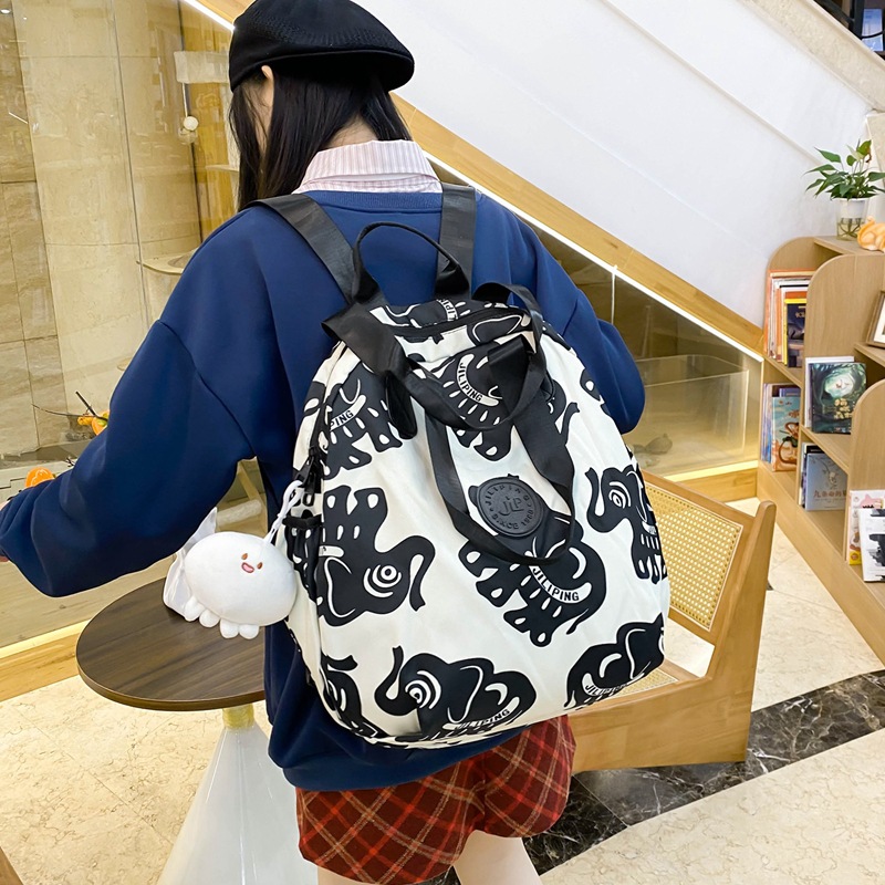 2025 New large-capacity lightweight backpack, niche design sense handbag, travel backpack, casual and simple schoolbag Application Scenario