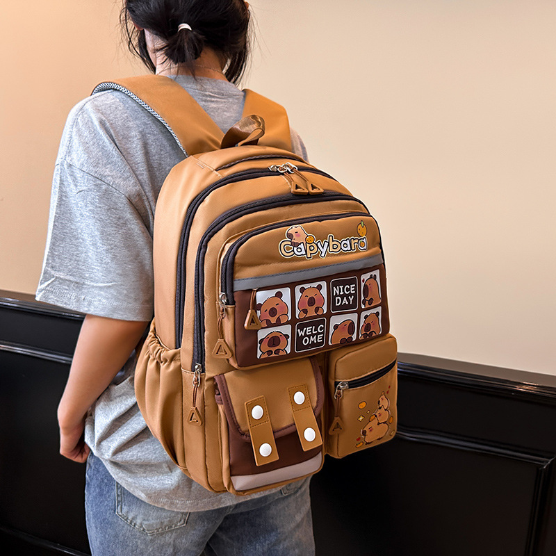 A new, cute Capibara backpack with a high level of appearance for students in grades 3 to 6. It is a casual, simple and lightweight commuting backpack details Picture