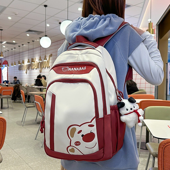 This is a large-capacity, color-blocking backpack for junior and senior high school students. It is a versatile backpack for girls with a high level of appearance and a light school style for spring outings full figure