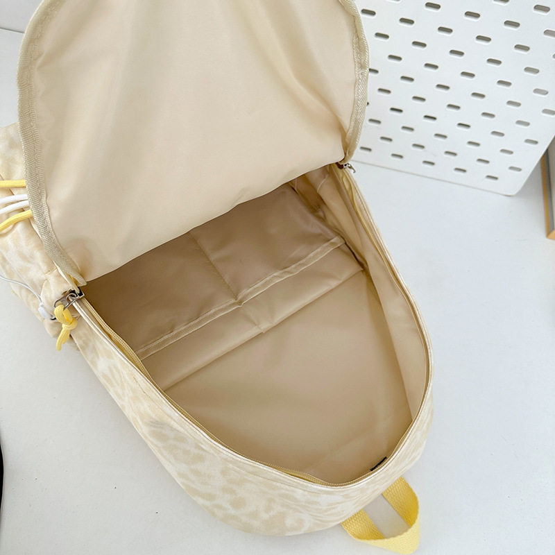 Japanese-style ins leopard print college student backpack, unique and versatile, niche and fashionable backpack, casual travel backpack Application Scenario