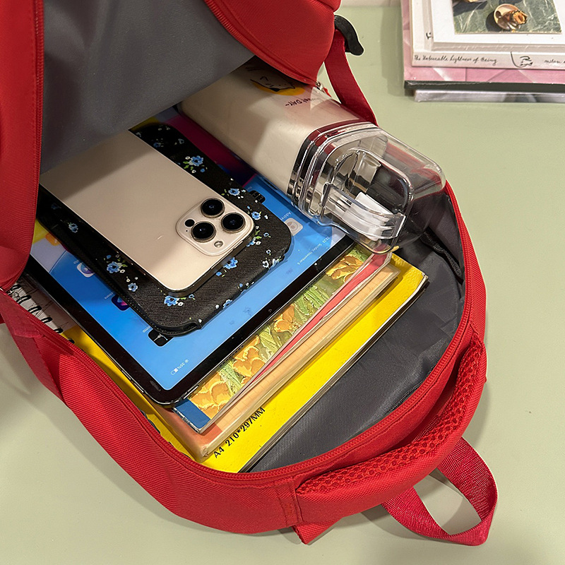 A new high-appearation-level college-style backpack for junior and senior high school students, featuring a casual, simple, lightweight and versatile design for commuting with a large capacity Application Scenario