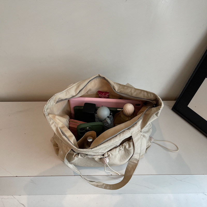 This is a new, minimalist and versatile single-shoulder bag for women with a unique canvas design. It is a large-capacity commuting bag for office workers Application Scenario