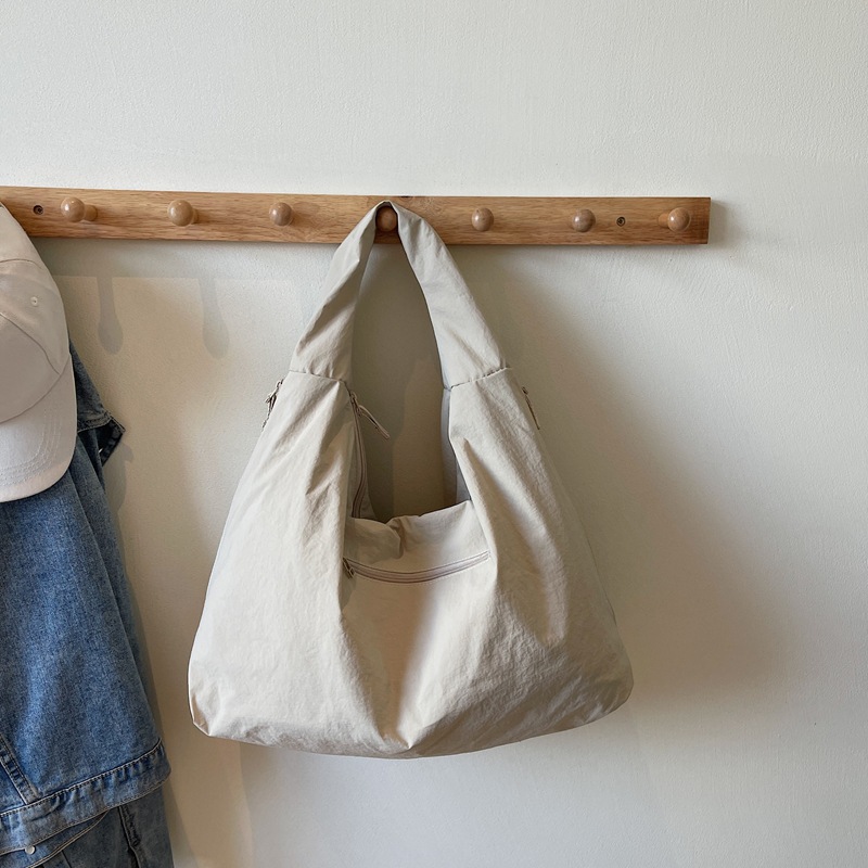 The 2025 new large-capacity versatile tote bag is simple, laid-back, lightweight, and a fashionable commuting and casual underarm bag Application Scenario