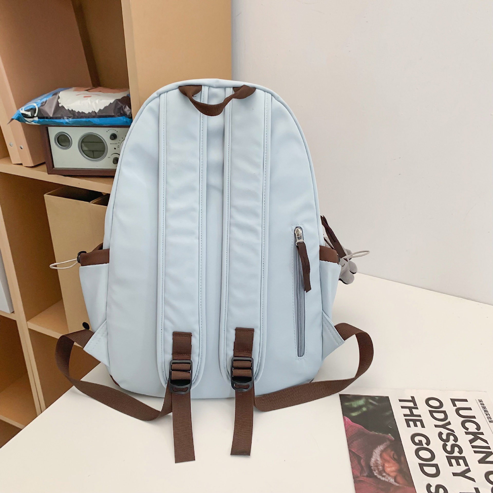 High-appearance-level schoolbag girls 2024 new large-capacity middle school student backpack, retro college style girl backpack Application Scenario