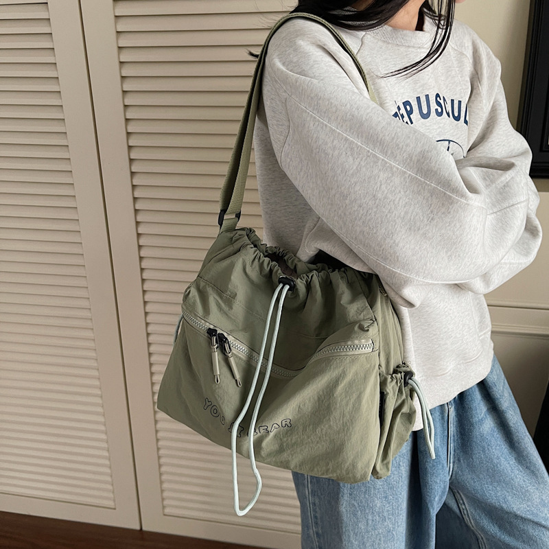 A new Japanese-style cute drawstring multi-purpose bucket bag, a student casual, simple, lightweight and versatile large-capacity crossbody bag full figure