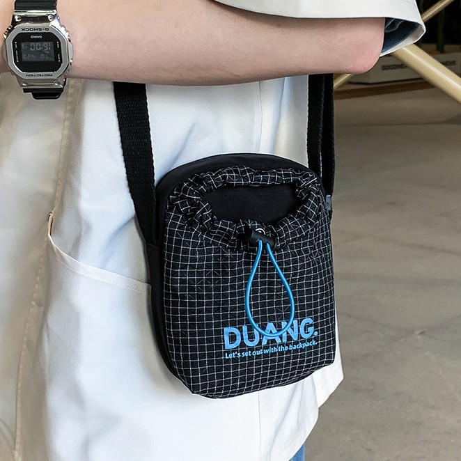 A new high-appeal letter-style portable and lightweight crossbody bag for commuting and hiking, a simple and casual crossbody bag for both men and women details Picture