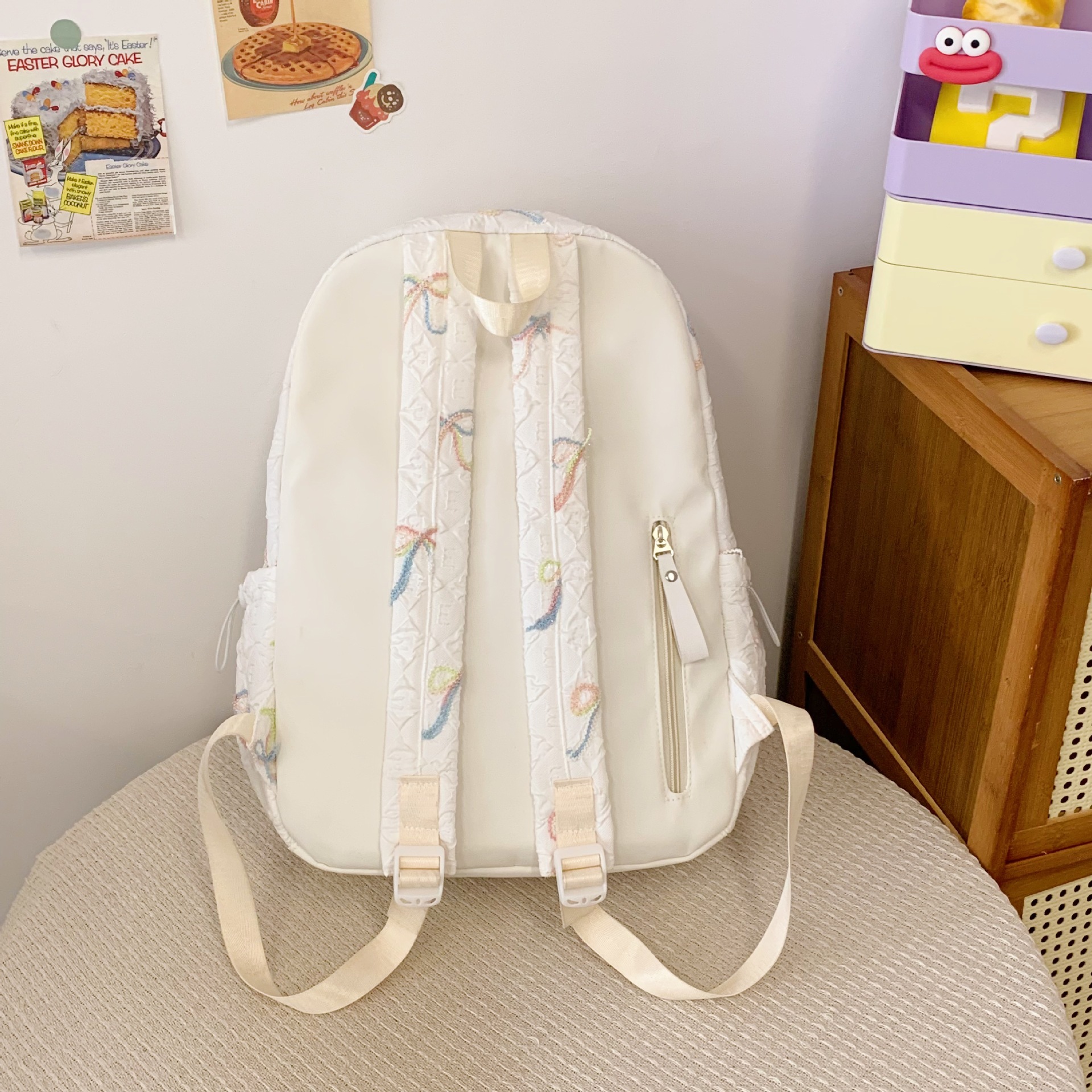The new student schoolbag has a high appearance level, is cute and versatile, and has a large capacity. It is a cute set bag for junior and senior high school students and is water-resistant Specification drawing