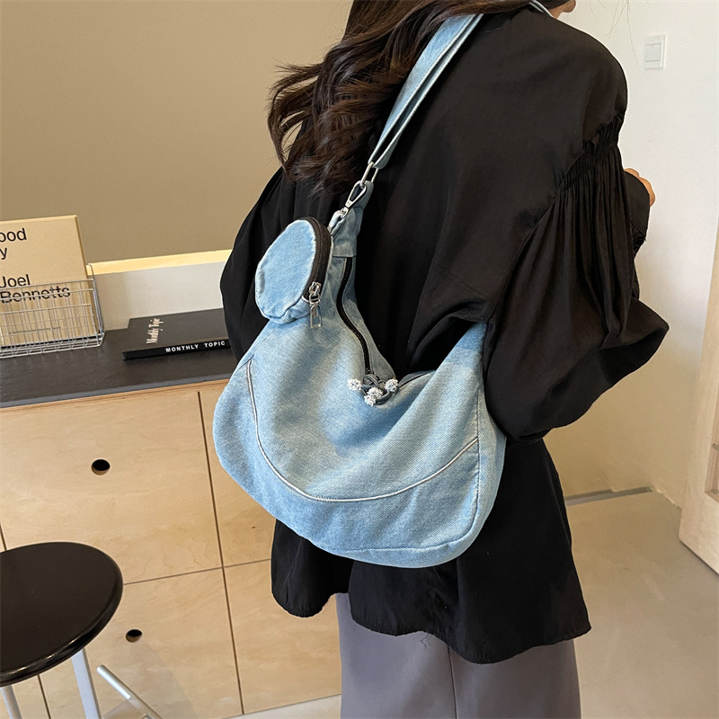 Korean retro and laid-back feng shui washed denim bag, niche design, versatile for daily use, commuting, shopping, crossbody messenger bag full figure