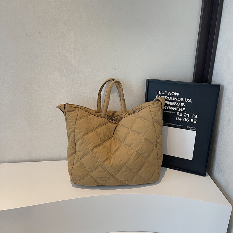 A new large-capacity embroidered thread handbag for women from a Japanese diamond-shaped tote bag, a versatile and fashionable crossbody bag for students Application Scenario