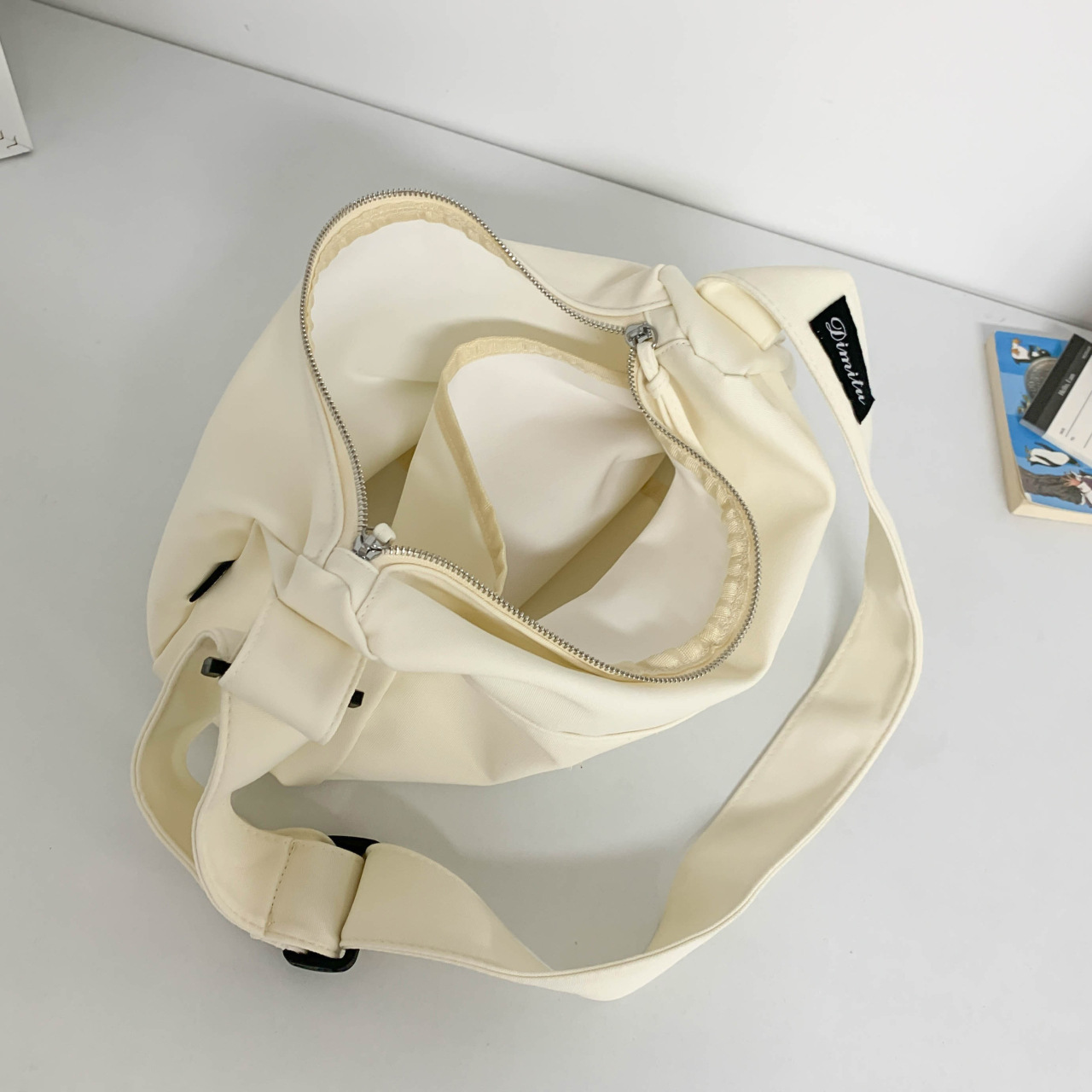 Japanese-style ins versatile crossbody bag, summer casual and lightweight dumpling bag, laid-back style college student class shoulder bag Application Scenario