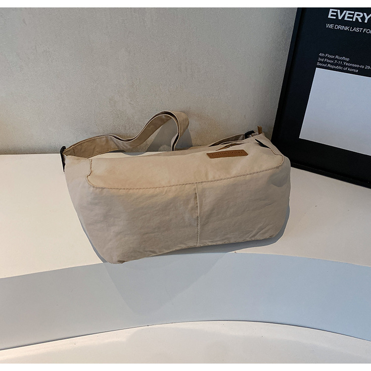 Simple Japanese-style nylon fabric lightweight travel bag, casual sports men's and women's single-shoulder crossbody student large-capacity tote bag Specification drawing