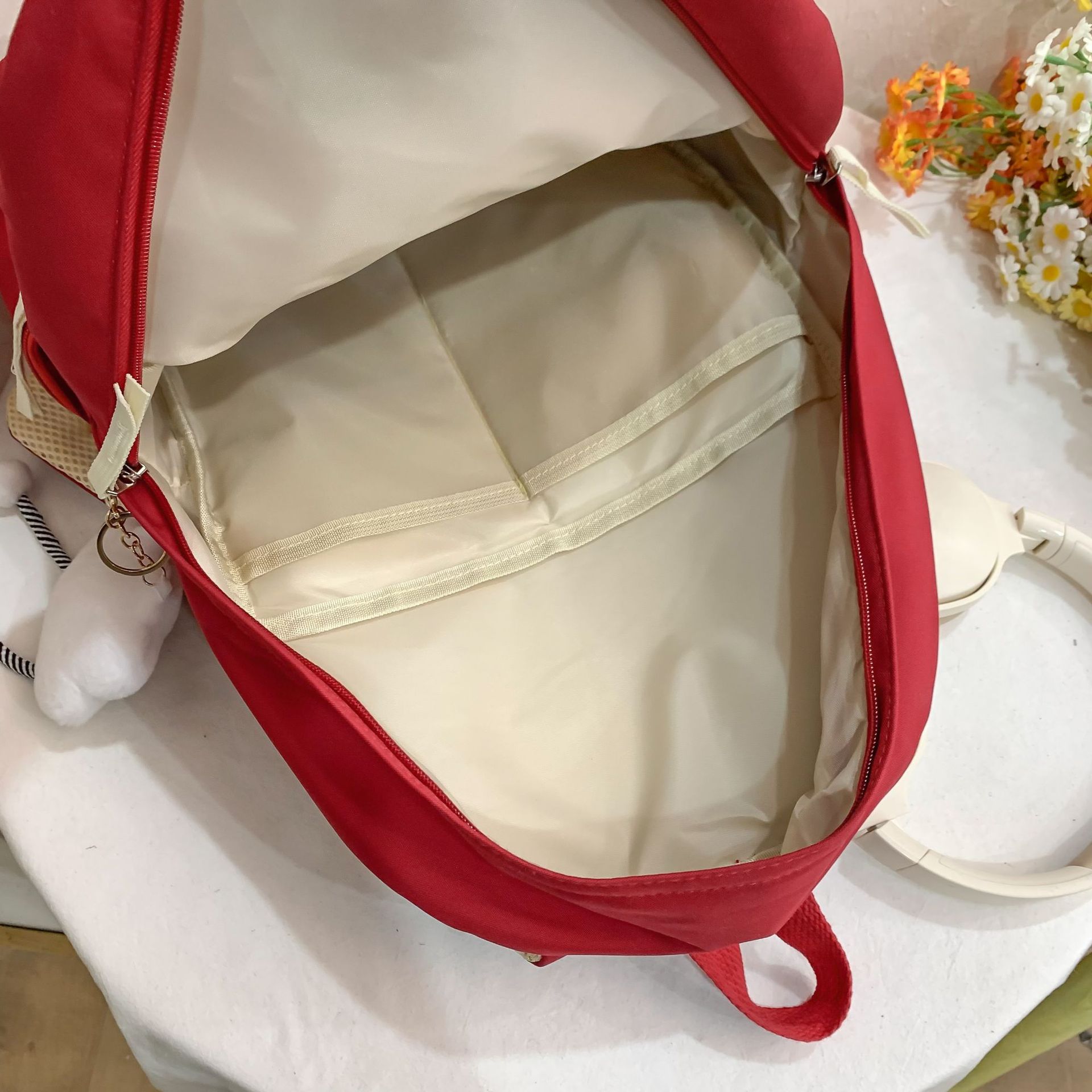 A Japanese-style InS-style soft girl backpack with a high level of appearance, solid color, simple and casual. It is a college student commuting backpack for classes Application Scenario