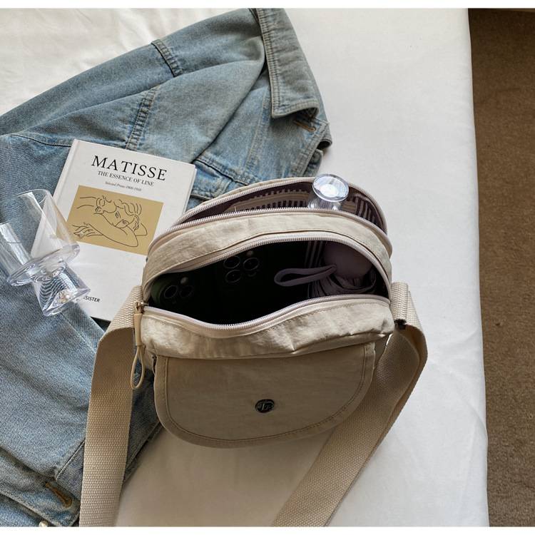 2025 New stylish, lightweight and casual crossbody bag, large-capacity student travel and outing single-shoulder bag, versatile mobile phone bag Application Scenario