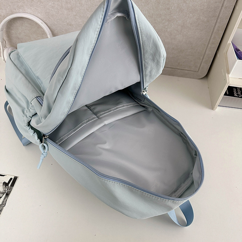 2025 New schoolbag for junior high school girls, high appearance level, simple solid color backpack for college students, women's casual travel backpack Application Scenario
