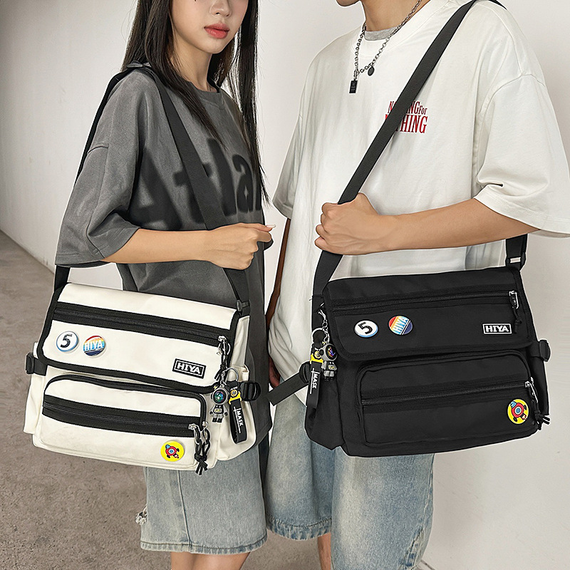 A new high-appeartion-level Japanese workwear trend, cool messenger bag for men and women, a lightweight after-school commuting bag with large capacity crossbody full figure