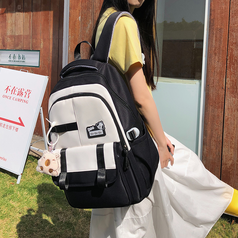 A new Korean-style backpack with a high level of appearance for junior and senior high school students. It is casual, simple, lightweight and versatile for commuting. It has a large capacity full figure