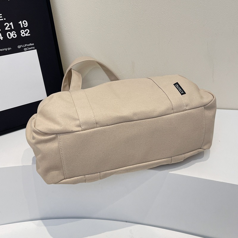 2025 New Korean-style fashionable and versatile single-shoulder bag, large-capacity commuter handbag, casual, simple and lightweight tote bag Application Scenario