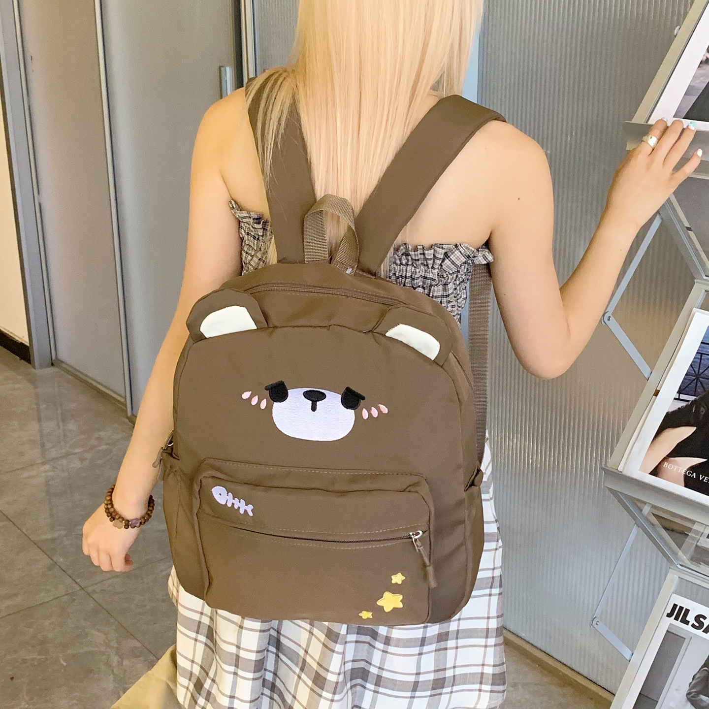 The new Japanese-style ins fresh, sweet and cute cartoon bear backpack is a simple, lightweight and versatile backpack for grades 3-6 full figure