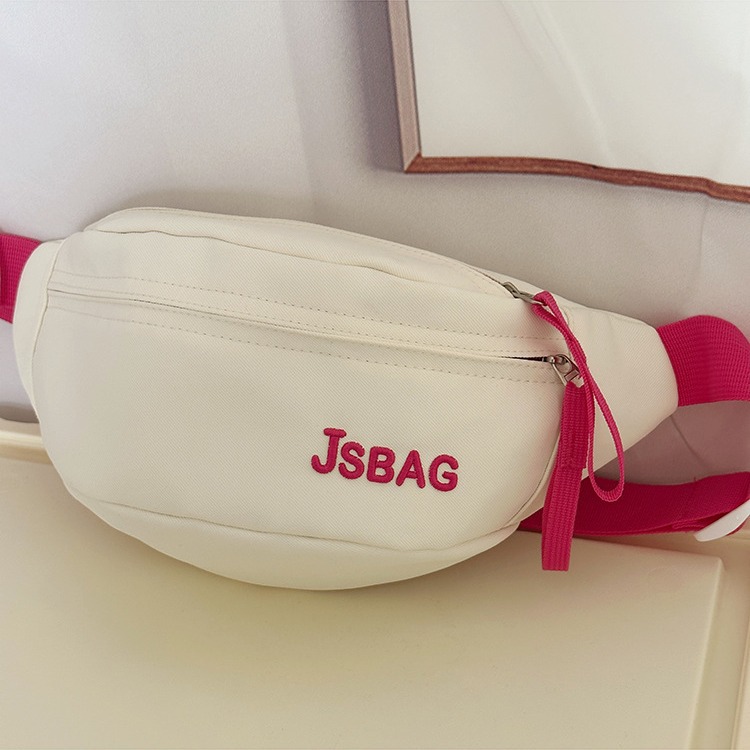 Japanese-style women's trendy chest bag, lightweight and sporty small crossbody bag, simple and versatile for girls, Korean-style travel mobile phone crossbody bag Application Scenario