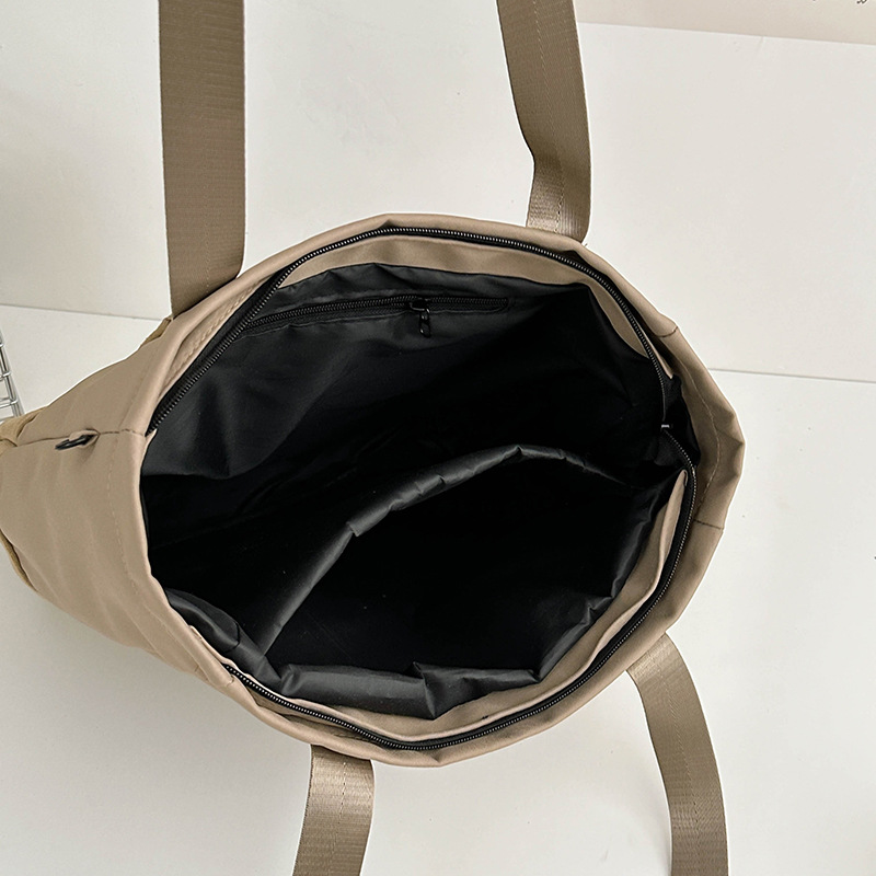 Simple single-shoulder bag for women, 2024 new versatile large-capacity tote bag, student class bag, commuting color-blocking handbag Application Scenario