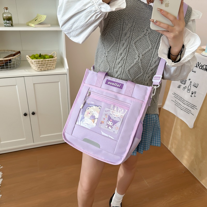 Primary school students carry their after-school bags, girls go out with single-shoulder bags, children are cute, and junior high school students slung their after-school bags diagonally details Picture