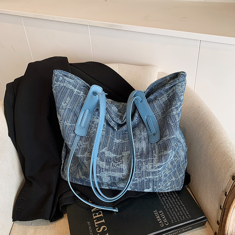 A stylish denim commuter bag for women 2024 new autumn and winter, a versatile single-shoulder bag with a large capacity tote bag Application Scenario