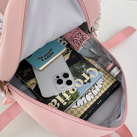 A new high-appearance-level college-style backpack for junior and senior high school students, which is fresh, cute, simple, lightweight and has a large capacity for commuting Application Scenario