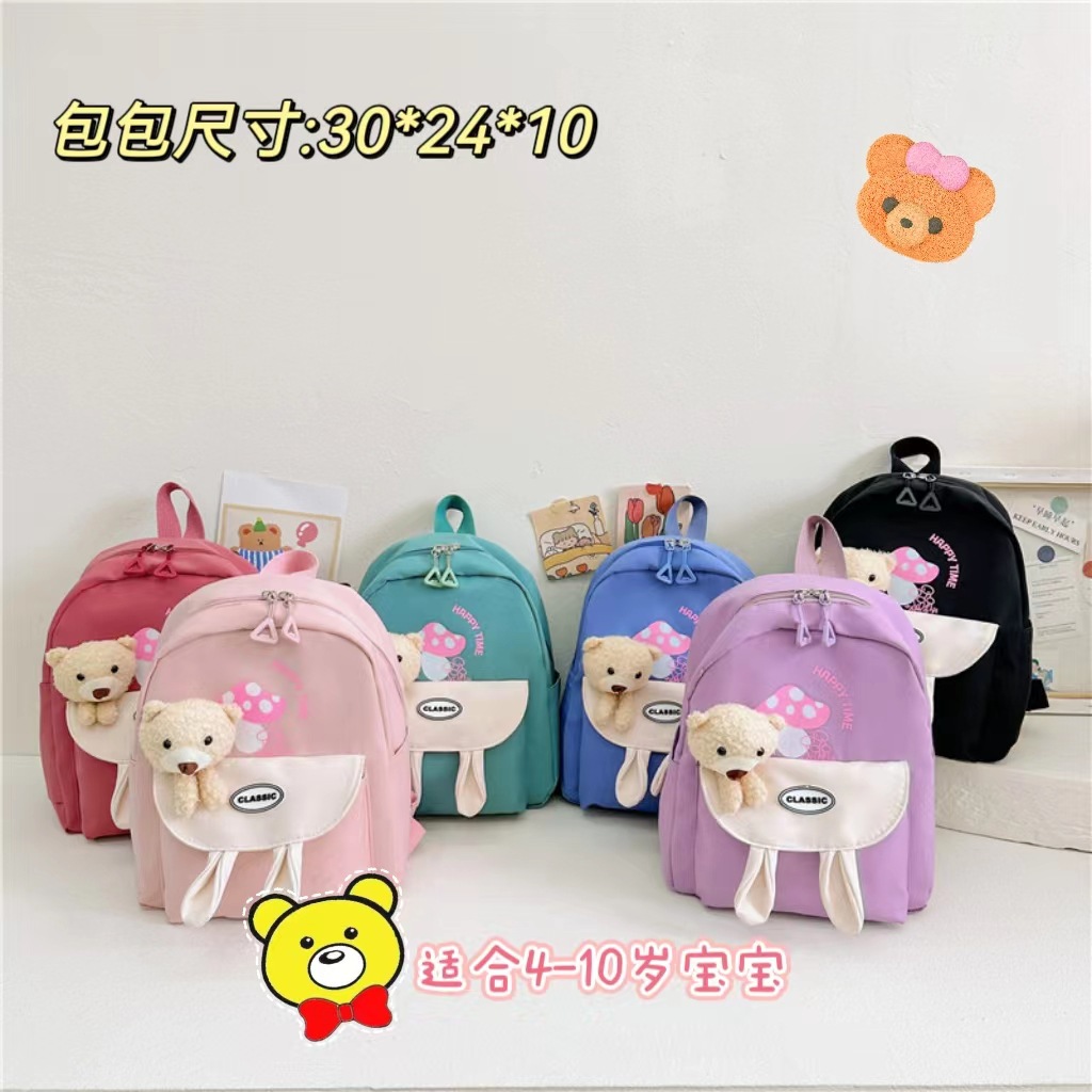 A new high-appeal small schoolbag with a cute cartoon bear, an ultra-lightweight backpack for primary school students going out, and a travel backpack full figure