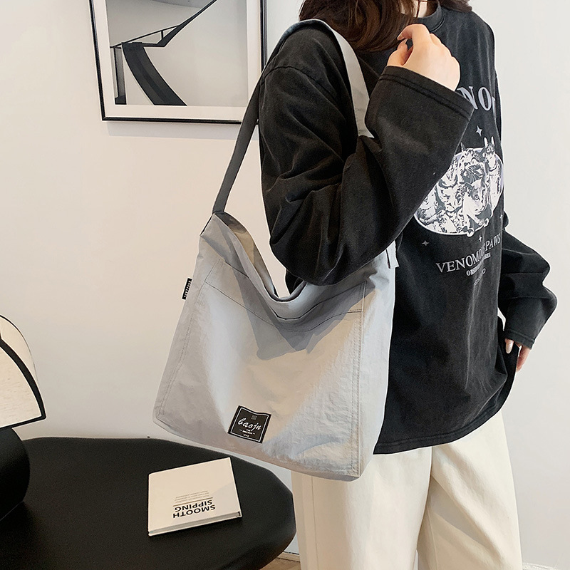 A Japanese-style laid-back casual backpack for commuting, a solid color large-capacity single-shoulder bag with a unique design sense, and a lightweight crossbody bag full figure