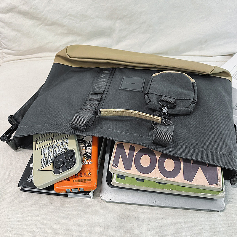 A new high-end, retro, casual, fashionable and versatile nylon bag for couples, a large-capacity outdoor commuting crossbody bag Application Scenario