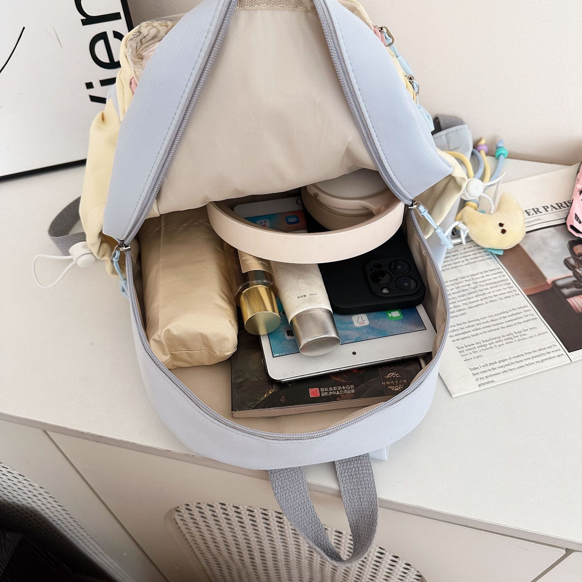 A new Japanese-style high-appearance-level college style sweet and cute backpack for girls, middle and primary school students, and a versatile backpack for commuting Application Scenario