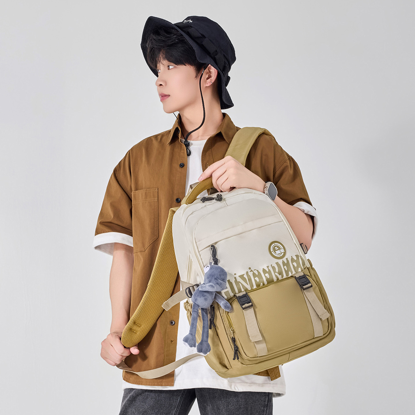 The new large-capacity backpacks for junior high school and college students are versatile and can reduce the burden on primary and high school students Specification drawing