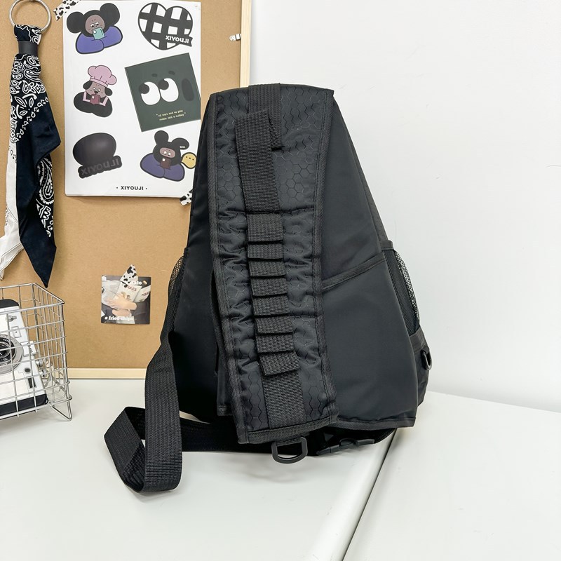 The 2024 new outdoor large-capacity crossbody bag, a trendy commuting versatile sports backpack, and a couple's single-shoulder bag with a high aesthetic level Specification drawing