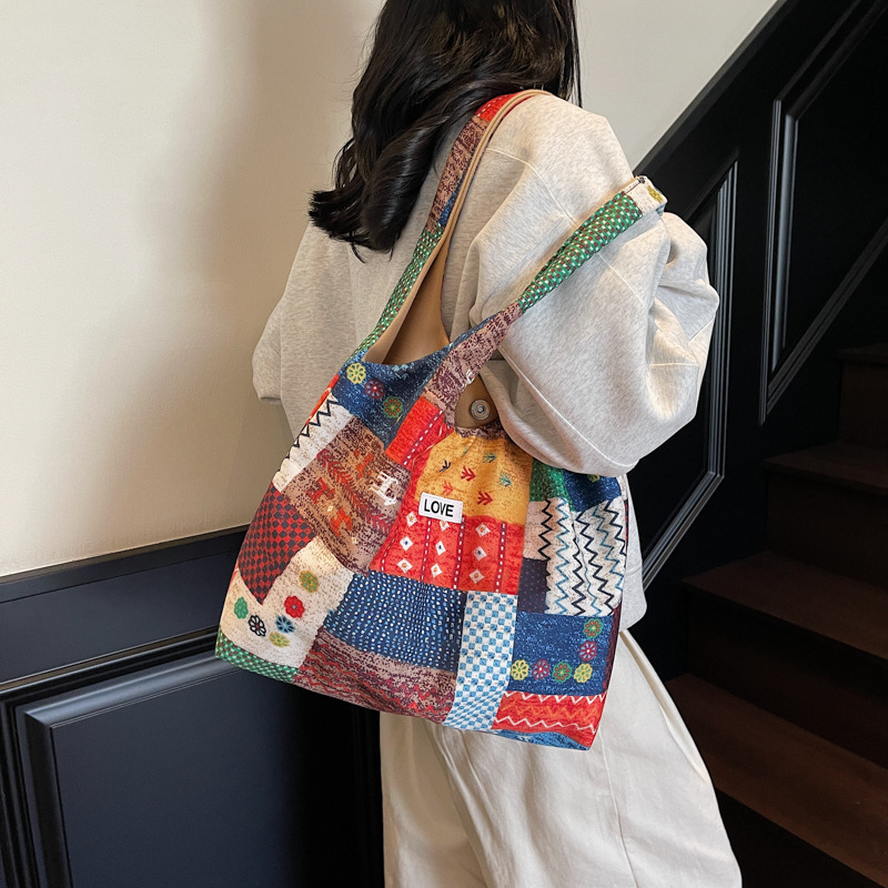 A new high-appeal ethnic-style tote bag for women, featuring a color-blocking design, is lightweight and portable, fashionable and versatile for commuting full figure