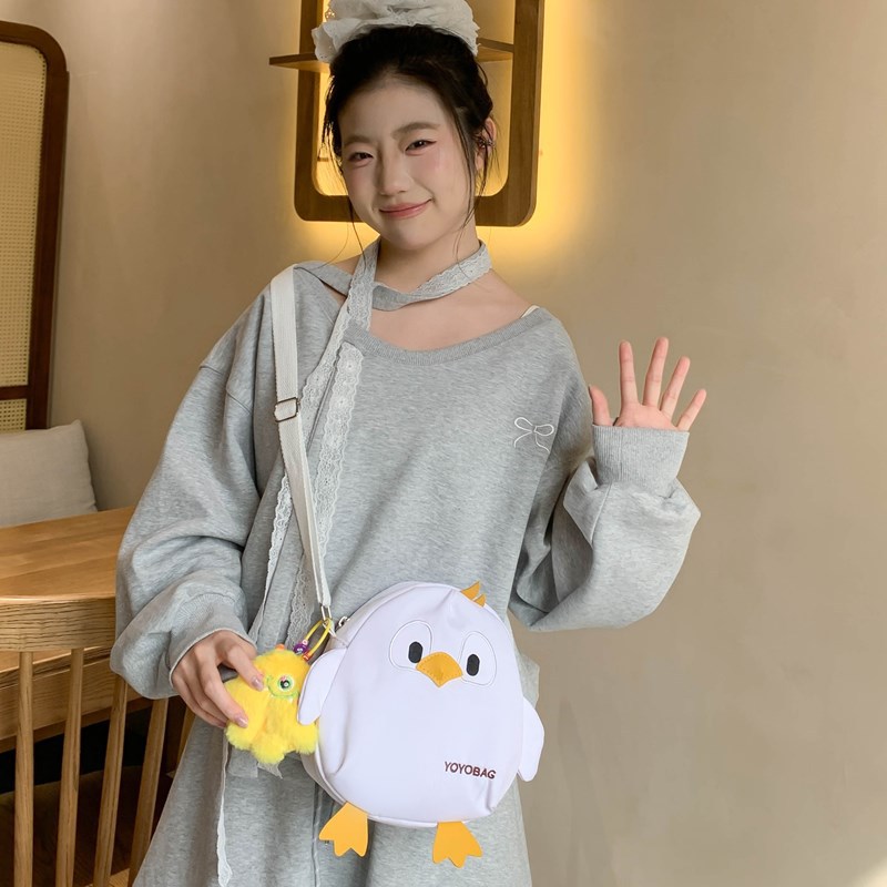 Cute penguin cartoon schoolbag, girls' canvas crossbody bag, versatile Instagram girls' summer Japanese-style cute bag details Picture