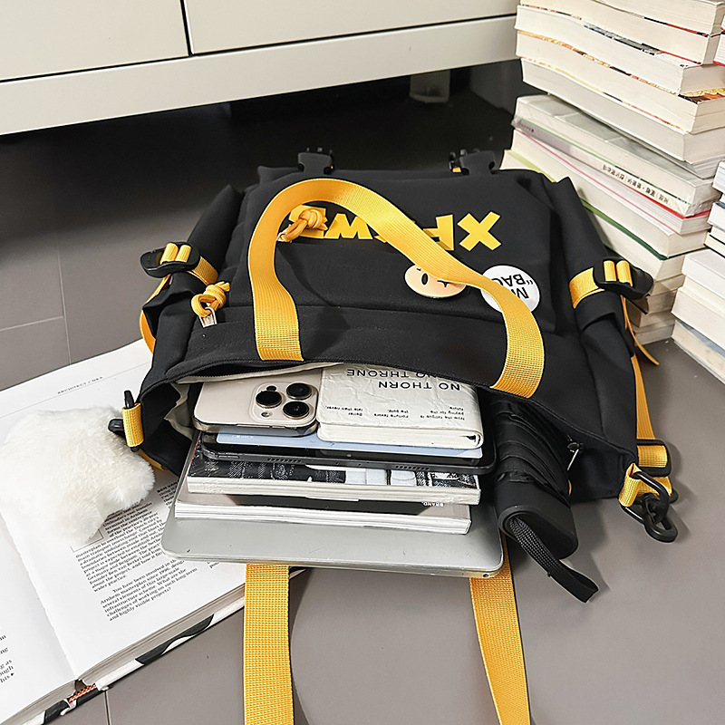 A new Japanese-style ins high-appearance-level Harajuku fresh and sweet letter crossbody bag, a casual, simple and lightweight after-school crossbody bag Application Scenario