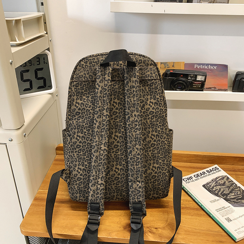 The 2025 new style of a fashionable leopard print backpack for junior and senior high school students is perfect for commuting to work. It is also a backpack for college students Specification drawing