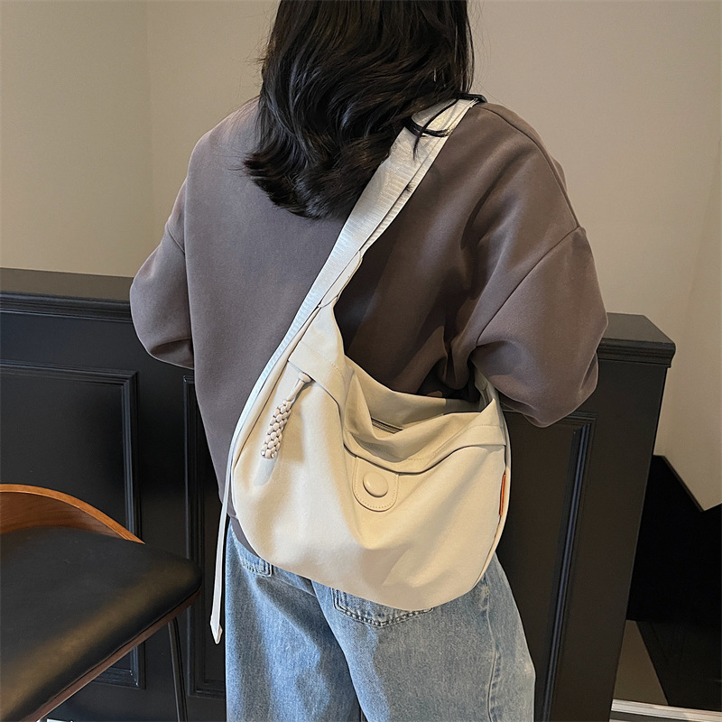 The pure color Youth Dumpling Bag 2025 new model is a lightweight and simple commuting single-shoulder crossbody bag with a high level of appearance full figure