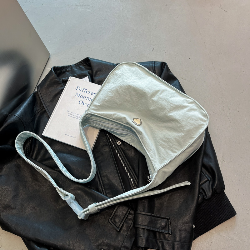 The 2025 new large-capacity, elegant underarm bag, single-shoulder bag, simple crossbody bag, fashionable and stylish solid-color commuting bag Application Scenario