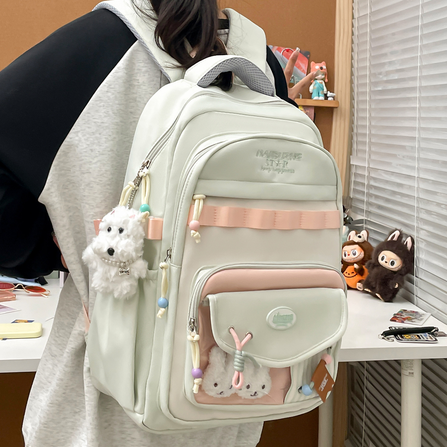 A new high-appearance-level school-style backpack with a fresh and sweet color contrast and patchwork style from Japanese Instagram, a backpack for junior and senior high school students details Picture