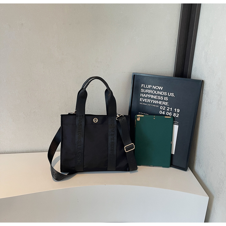 Large-capacity canvas bag for women, new spring and summer commuting bag for work, travel tote bag, broadband crossbody tote bag Application Scenario