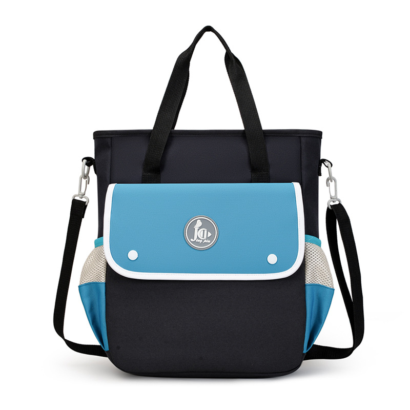 The new hand-held bag for primary school students' after-school tutoring is cute and in contrasting colors. It is a crossbody bag for primary and secondary school students' after-school tutoring during winter and summer vacations that can be carried on both shoulders Item Picture