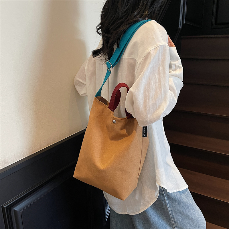 A new Korean-style handbag with a high aesthetic level, suitable for women's casual, simple, light, commuting, fashionable and versatile. It features a large capacity crossbody bag full figure