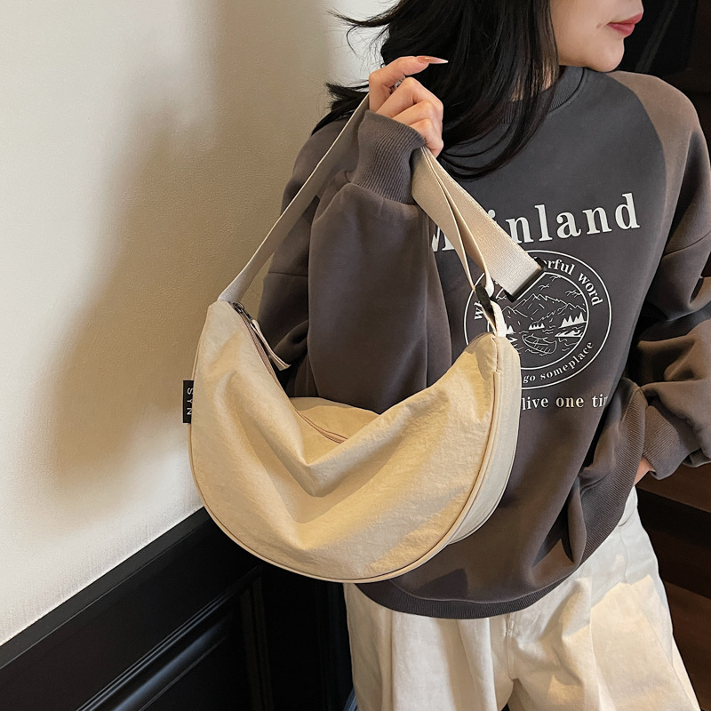 A variety of colors of high-appeal women's crossbody bags, new single-shoulder bags, nylon dumpling bags, women's crossbody bags, and versatile small cloth bags full figure