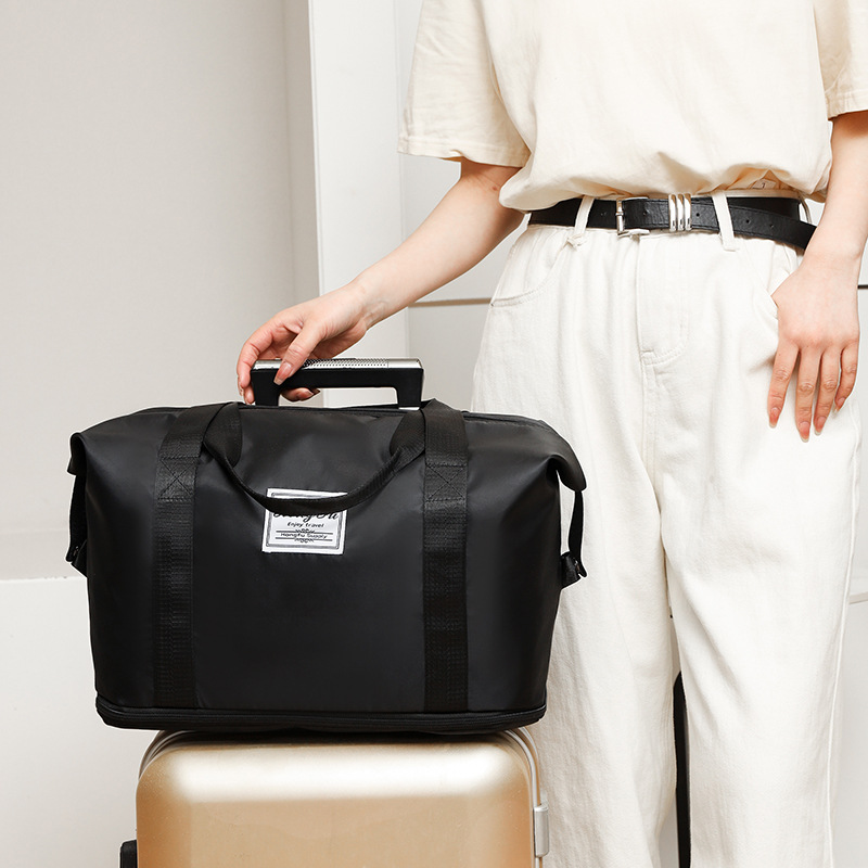 Hand-held large-capacity casual travel bag, waterproof Oxford fabric convenient fitness bag, multi-functional single-shoulder maternity storage bag Application Scenario