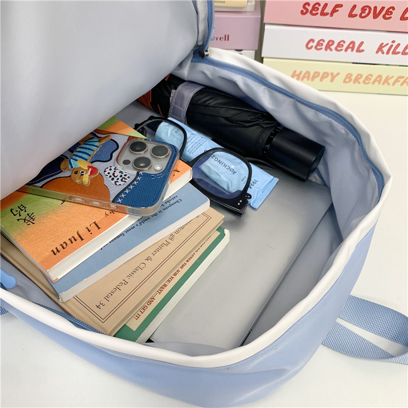 A new Japanese-style backpack with a high aesthetic level and a fresh and sweet school style. It is a lightweight and large-capacity backpack with contrasting colors for junior and senior high school students Application Scenario